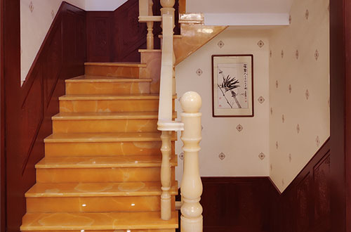 福山中式别墅室内汉白玉石楼梯的定制安装装饰效果